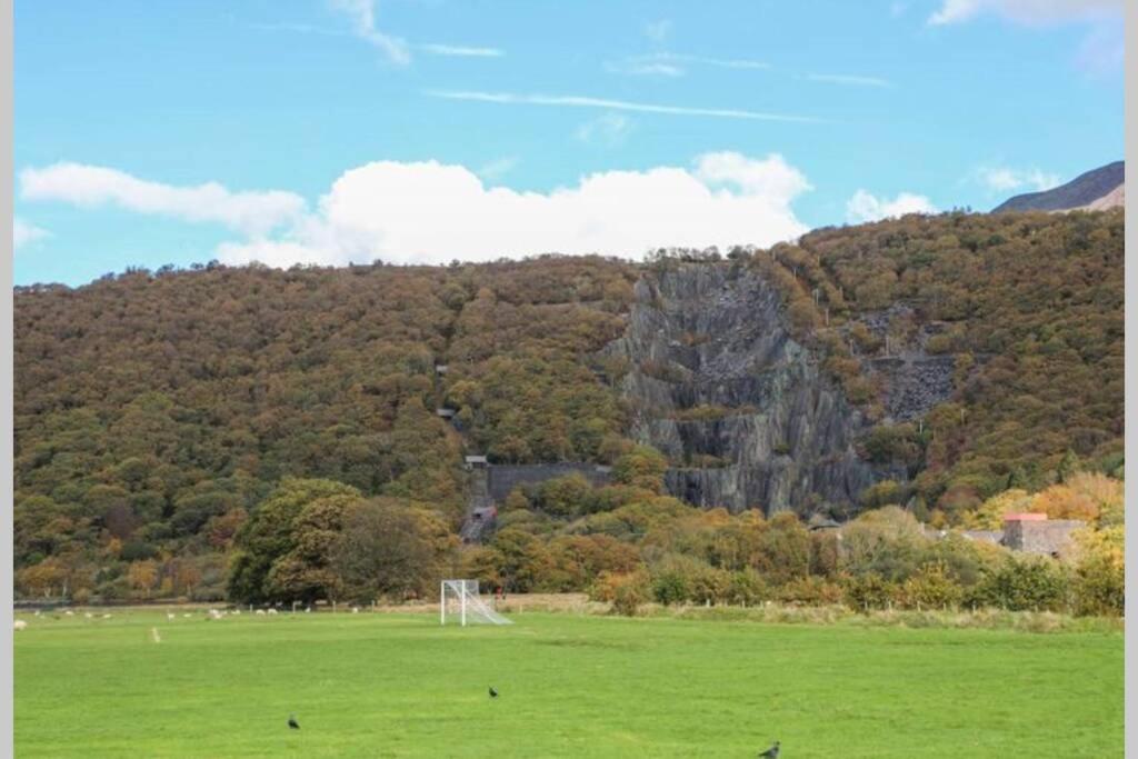 Homely House At The Foot Of Snowdonia ลานเบอริส ภายนอก รูปภาพ